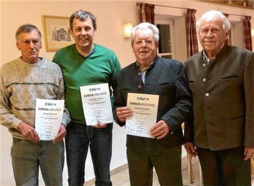 Treue Mitglieder: Josef Schmid, Ludwig Linner, Josef Dumpler und Max Grießl (von links).Foto Ammelburger