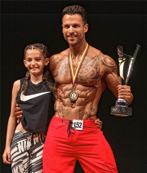 Überglücklich: Christian Heimerdinger, der frischgebackene Internationale Deutsche Meister in „Men’s Physique“ mit seiner Tochter Jolie in Wiesloch bei Karlsruhe. Foto  re