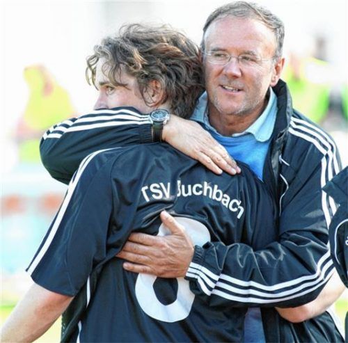 Umarmung: Anton Bobenstetter herzt Manuel Neubauer, einst Spieler und aktuell Trainer der „Zweiten“.