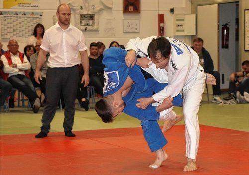 Umgekehrtes Bild: Am Ende behielt Kevin Miller (blauer Anzug) gegen den Priener Philipp Stachnick die Oberhand. Foto Wittenzellner