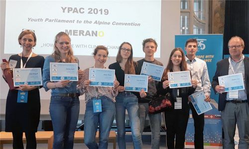 Unterwegs in Sachen Klimaschutz: Die Vertreter des Rosenheimer Karolinen-Gymnasiums beim Jugendparlament der Alpenkonvention in Meran.Foto re