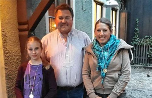 Veronika Heltmann (Siegerin Juniorenwertung, von links), Klemens Schneider (Vorsitzender), Linda Stadler (Siegerin Seniorenwertung).Foto re