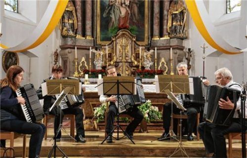 Viel Applaus ernteten Maria Reindl, Martina Dörfl, Susanne Müller, Herbert Kebinger und der Leiter des Akkordeon-Ensembles, Erwin Altmayer (von links), für ihr Konzert in der Pfarrkirche Oberflossing.Foto  Vähning