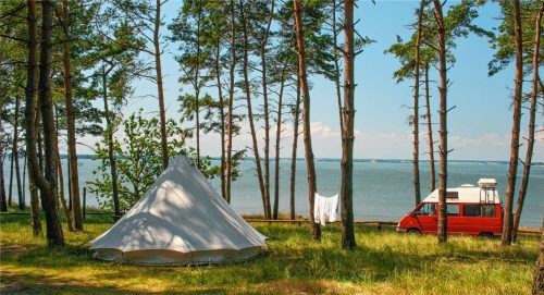 Viele Campingplätze liegen naturbelassen direkt am Wasser und sind vom Wald umgeben - wie hier der Platz vom Natur Camping Usedom. Foto djd/bvcd-mv.de/Natur Camping Usedom, Freitag & Freitag GbR