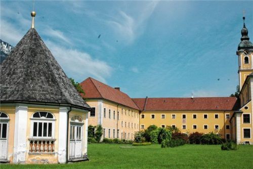 Viele Fragen beschäftigen die Gläubigen: Was wird mit der Kirche? Was wird mit den Räumlichkeiten? Wie wird sich der Freistaat als Eigentümer verhalten? Blick auf das Kloster Reisach von Süden aus.Fotos lotter