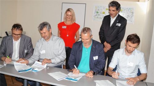 Vier Schulen machen in der IHK-Bildungspartnerschaft gemeinsame Sache mit der Firma Netzsch. Ihre Vertreter haben jetzt entsprechende Vereinbarungen unterzeichnet (von links): Hartmut Umhöfer (Private Wirtschaftsschule Gester, Mühldorf), Johannes Hofmann (Realschule Waldkraiburg), Rainer Lenk (Diesel-Mittelschule, Waldkraiburg) und Alexander Russ (Liszt-Mittelschule, Waldkraiburg); im Hintergrund Angelika Gründl, Ausbildungsleiterin Netzsch Pumpen & Systeme GmbH, und IHK-Bildungsberater Michael Rumpff. Foto  Grundner