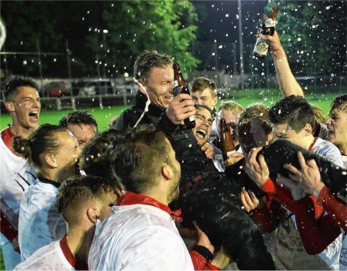 Von seinen Spielern auf Händen getragen: Wasserburgs Aufstiegstrainer Leonhard Haas.