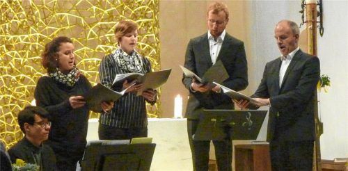Vor dem Altar von St. Laurentius: Konrad Eder, Sonja Funiok, Julia Blümel, Daniel Schmidhuber und Hans-Joachim Bernhart (von links).Foto  gärtner