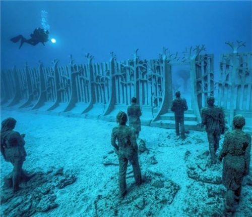 Vor der Küste Lanzarotes tauchen „Museumsbesucher“ zwischen versenkten Skulpturen. Foto CACT Lanzarote/Jason deCaires Taylor