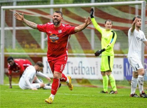 Vorlagengeber Özgür Kart bejubelt das 2:0, links der Schütze Ethan Monaghan. Foto  Weitz