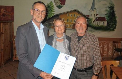 Vorsitzender Andreas Lakowski (links) bedankt sich bei Monika und Sepp Wurm.Foto re