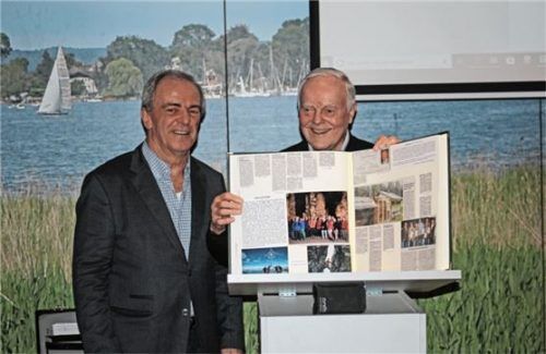 Vorsitzender Fritz Uebelhör (links) und Ferdinand Esser mit der aktualisierten Chronik. Foto re