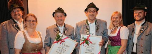 Vorsitzender Peter Voggenauer (links) verlieh zusammen mit seinem Stellvertreter Florian Stoib (rechts), Kassenfrau Irmgard Aicher (Zweite von links) und Schriftführerin Monika Irob (Zweite von rechts) an Sepp Freund und Sepp Irob (Mitte von links) die Ehrenmitgliedschaft im Trachtenverein „Die lustigen Wildenwarter“.Foto Rehberg