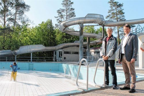 Während Sport- und Sprungbecken bereits betriebsfertig sind, wird das Nichtschwimmerbecken gerade noch gesäubert. Harald Lechner (rechts) und Michael Spierling machen einen Rundgang durchs Waldbad. Foto Lohmann