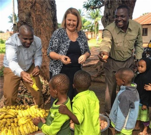 Weiß durch das Projekt „Daraja“, dass die Spenden gut angelegt sind: Monika Kew-Deutz aus Obing (Mitte). Das Geld aus dem Patenschaftsprojekt fließt in die Bildung und Ausbildung von Kindern in Mombasa.Foto red