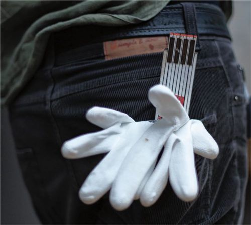 Weiße Handschuhe und ein Zollstock stecken in der Hosentasche eines Handwerkers. Kurzfristig einen zu finden, wird derzeit immer schwieriger. Die Gründe dafür sind vielfältig. Fotos dpa (1), rE