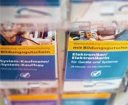 Wer bestimmte Voraussetzungen erfüllt, bekommt für eine Umschulung einen Weiterbildungsgutschein. Foto Andrea Warnecke/dpa-tmn