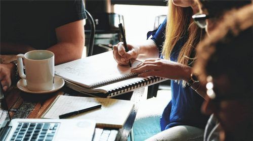 Wer sich weiterbildet, erhöht seine beruflichen Chancen enorm. E-Learning-Kurse können ein Anfang sein.