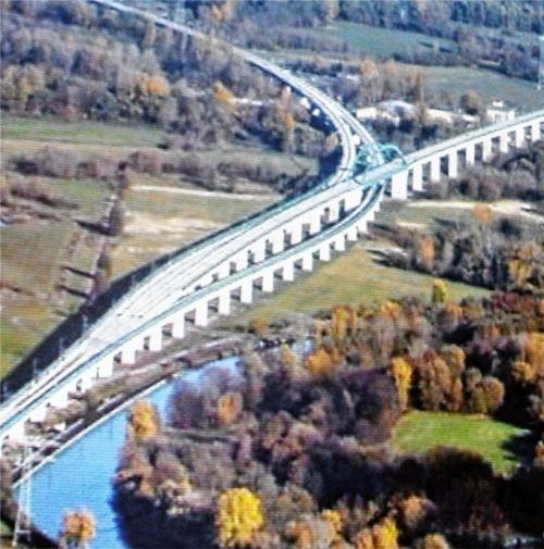 Wie ein „monströser Tatzelwurm aus Beton und Stahl“ würde sich nach Ansicht des Bürgerforums Inntal eine Bahn-Hochbautrasse durch Biotope und Naturschutzgebiete des Inntals winden. FOTOMONTAGE BÜRGERFORUM INNTAL