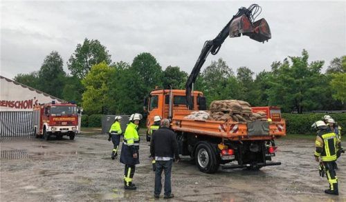 Wie hier in Großkarolinenfeld waren Feuerwehren vielerorts in den Landkreisen Rosenheim und Mühldorf im Einsatz und bereiteten Sandsäcke vor. Foto Fahrenschon