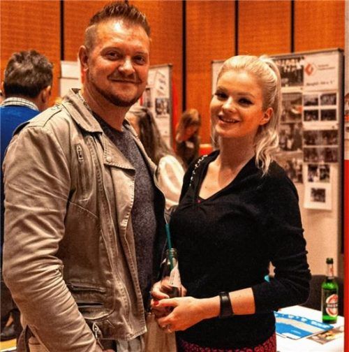 „Wir sind hier an jedem Stand hängengeblieben“. Ganz begeistert waren Reinhold Levitchi und Ekaterina Plevnik vom Neubürgerempfang, aber auch von Kolbermoor als ihrem neuen Zuhause (Fotos im Uhrzeigersinn). Rund 850 neue Bürger hatte die Stadt zu der Veranstaltung in den Mareissaal eingeladen. Für das Rahmenprogramm des Neubürgerempfangs sorgte unter anderem der Nachwuchs der Trachtenvereine „Immergrün“ und „Mangfalltaler“. Die Vereine gaben sich alle Mühe, den Neubürgern etwas zu bieten, wie hier Peter Lindner (links) und Herbert Schmid vom Motorradclub Kolbermoor, sie stellten ihre Maschinen vor.Fotos Thomae