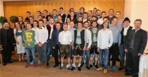 Wurden jetzt in Rohrdorf freigesprochen: Elektroniker der Energie- und Gebäudetechnik mit Obermeister Martin Kaffl (links) und dem Prüfungsvorsitzenden Lorenz Zunhammer (rechts). Foto Elektro-Innung Rosenheim