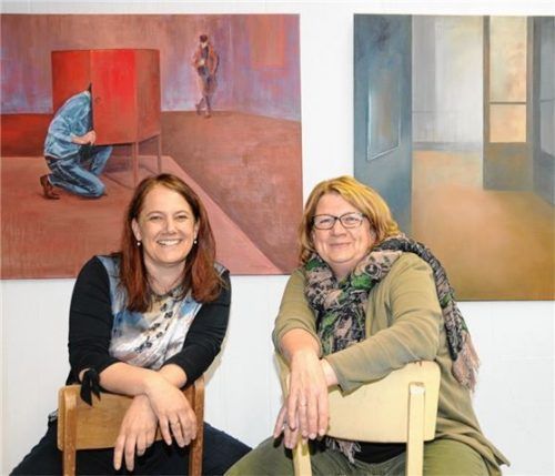 Xandi Fradl (links) und Christine Haberlander thematisieren in ihren Bildern Kommunikation im digitalen Zeitalter. Foto Reischl-Zehentbauer
