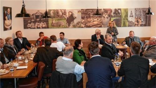 Zahlreiche Landwirte waren der Einladung von Bundestagsabgeordneter Daniela Ludwig gefolgt. Foto re