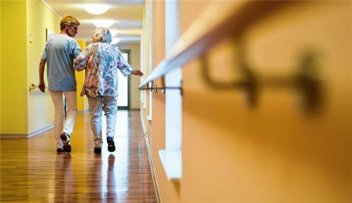 Zeit für die Schützlinge, das wünschen sich alle Pflegenden. Der herrschende Zeitmangel ist oft Ausstiegsgrund. Wie und wo der Wiedereinstieg möglich ist, darum geht es am heutigen Samstag im und am Flintsbacher Mehrgenerationenhaus. Foto dpa