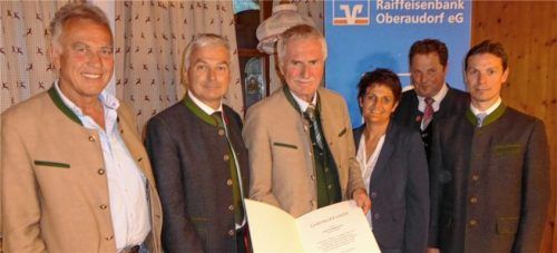 Zufriedene Gesicher bei der Vertreterversammlung der Raiffeisenbank Oberaudorf eG: Alois Holzmaier, Aufsichtsrat, Anton Wendlinger, Vorstandsvorsitzender, Johann Widmesser, Aufsichtsratsvorsitzender a.D., Gabriele Angerer, Aufsichtsrätin, Karl Liegl, stellvertretender Aufsichtsratsvorsitzender und Andreas Zierer, Vorstandsmitglied (von links).Foto  re