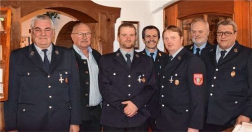 Zum 25-Jährigen gratulieren Vorstand Sepp Resch, Dritter Bürgermeister Max Resch, Johann Schweighofer, Kreisbrandrat Richard Schrank, Georg Schweighofer, Kreisbrandinspektor Hans Huber und Erster Kommandant Leonhard Weißenbacher (von links).Foto re