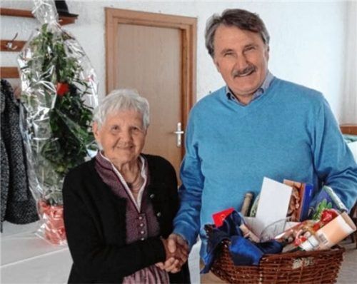 Zum 90. Geburtstag von Maria Adamhuber gratulierte auch Bürgermeister Dr. Herbert Heiml. Foto  fill