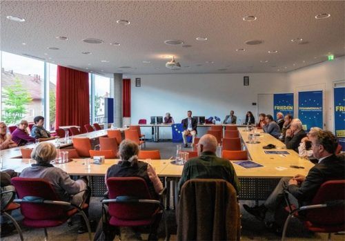 Zum Bürgerdialog „Unsere Zukunft in Europa“ hatten sich neben den Mitgliedern der veranstaltenden Initiative „Pulse of Europe“ nur wenige Kolbermoorer eingefunden, die Diskussion aber war äußerst engagiert. Mit dabei auch Bürgermeister Peter Kloo und CSU-Landtagsabgeordneter Klaus Stöttner (rechts im Bild).