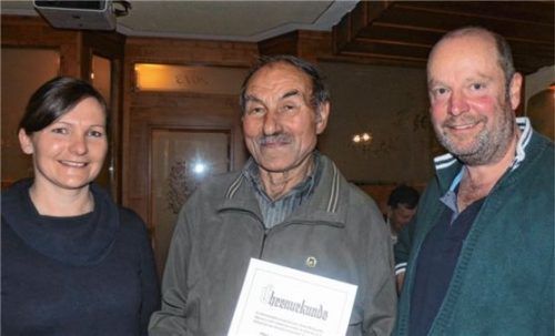 Zum Ehrenmitglied des Imkervereins Kraiburg wurde Johann Halmbacher (Mitte) ernannt. Katharina Wachter und Vorsitzender Peter Lautenbacher gratulierten dazu.Foto  fill
