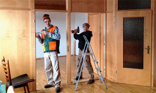 Zur Schauspielerei gehört auch Handwerk: Die Aktiven legten beim Bühnenbau selbst Hand an. Jetzt schließt die Schule der Künste. Foto re