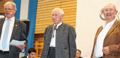 Zusammen mit seinen Vorgängern Günter Schneider (Mitte) und Karl Stieglbauer (rechts) ließ Siegfried Zacher (links), Vorsitzender des Nußdorfer Sportvereins, in einem Podiumsgespräch die vergangenen 50 Jahre des Sportvereins Revue passieren.Foto Steffenhagen