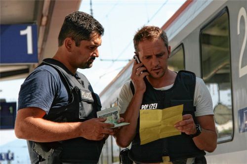 Zwei Bundespolizisten bei einer Kontrolle am Rosenheimer Bahnhof. Ihre Kollegen haben die Gefahr, die von einem betrunkenen Fahrgast ausging, unterschätzt. Der Mann reiste zum Haftantritt nach Bernau. Foto simeth/Archiv