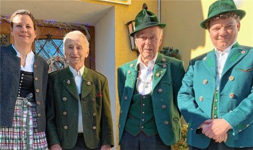 Zweite Vorsitzende Anna Voit, die Jubilare Alois Schlemmer und Alois Schuhbeck, Vorsitzender Andreas Stern (von links).Foto re