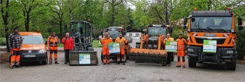 Zweiter Bürgermeister Christian Glas (Dritter von links), Mitarbeiter des Bauhofs und der Kläranlage präsentieren „Park Now“ am Hartseeparkplatz. Foto re