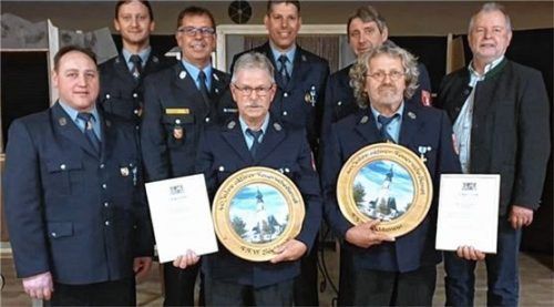 Zweiter Vorsitzender Michael Kirschner, Zweiter Kommandant Florian Wagner, Kreisbrandmeister Manfred Gierlinger, Klaus Hell (40 Jahre aktiv), Erster Kommandant Georg Michlbauer, Vorsitzender Christian Obinger, Georg Kurfer (40 Jahre aktiv), Bürgermeister Sebastian Forstner (von links). Foto Niessen