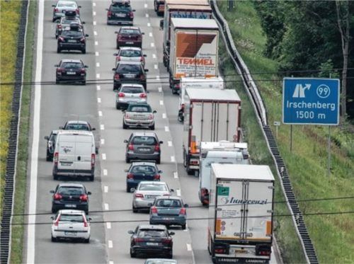 Zwischen den Anschlussstellen Irschenberg und Weyarn wird der Verkehr umgeleitet. Foto dpa