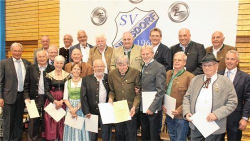28 Gründungsmitglieder konnte der Nußdorfer Sportverein anlässlich seines 50-jährigen Bestehens ehren. „Denn ohne sie hätten wir vieles nicht erreicht“, sagte Siegfried Zacher (links), Vorsitzender des SVN. Foto stv