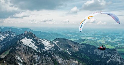 32 Gleitschirmflieger, die bei den Red-Bull-X-Alps um den ersten Platz wetteifern, werden Sonntag und Montag rund um die Kampenwand erwartet. Foto Red Bull/Zoom