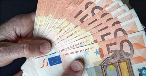9000 Euro erhielt der Angeklagte von seinem Auftraggeber. Foto dpa