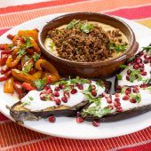 So kocht man im Orient: Auberginen mit Granatapfel-Joghurt sowie Gewürztes Hummus mit Hackfleisch