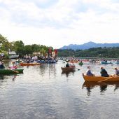 Katholiken ziehen mit farbenfrohen Prozessionen durch Bayern
