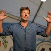 Einreise geglückt: Habeck im Festzelt