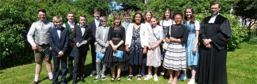 14 junge Christen der evangelischen Kirchengemeinde Großkarolinenfeld feierten in der Karolinenkirche Konfirmation. Foto  Greiner