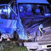 Zwei Verletzte nach Zusammenstoß mit überbesetztem Kleintransporter