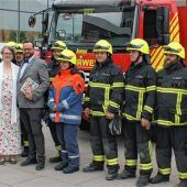Feuerwehr empfängt Frischvermählte